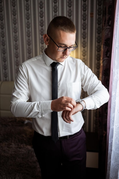 Retrato de um jovem empresário masculino noivo no dia do casamento vestindo um terno de negócios para uma importante entrevista