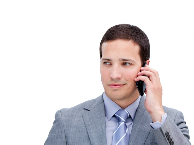 Retrato de um jovem empresário no telefone