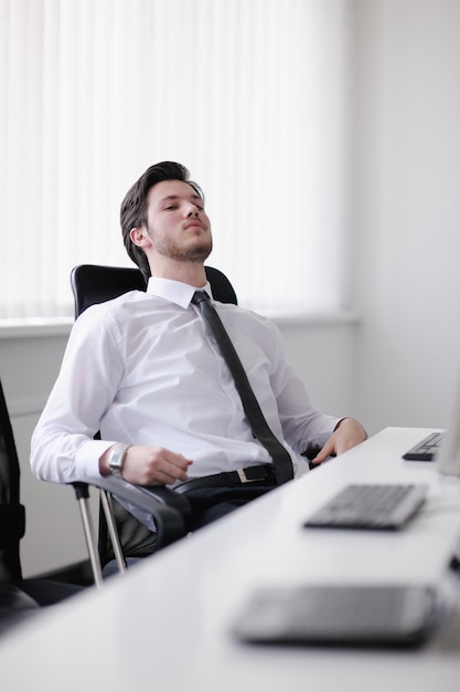 Retrato de um jovem empresário olhando deprimido e preocupado com o trabalho em reuniões de escritório indors