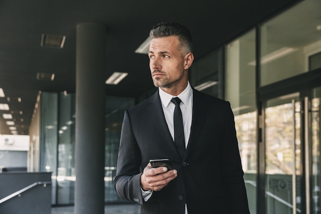 Retrato de um jovem empresário sério