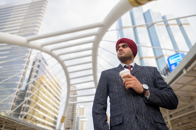 Retrato de um jovem empresário sikh indiano usando turbante enquanto explora a cidade de Bangkok, Tailândia