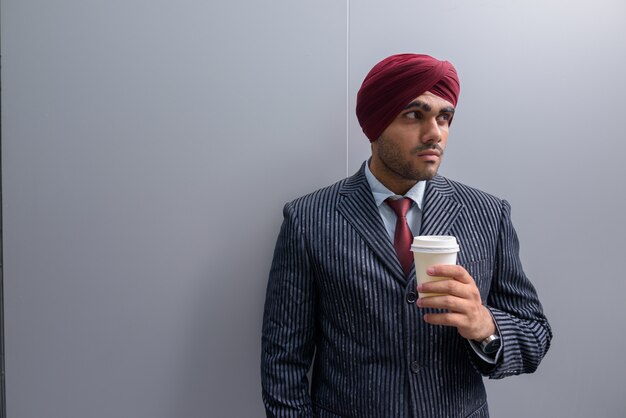 Retrato de um jovem empresário sikh indiano usando turbante enquanto explora a cidade de Bangkok, Tailândia