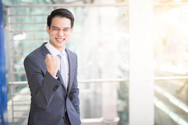 Retrato de um jovem empresário sorrindo