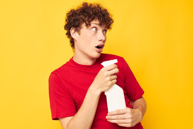 Retrato de um jovem encaracolado detergentes cuidados domiciliares posando fundo isolado inalterado