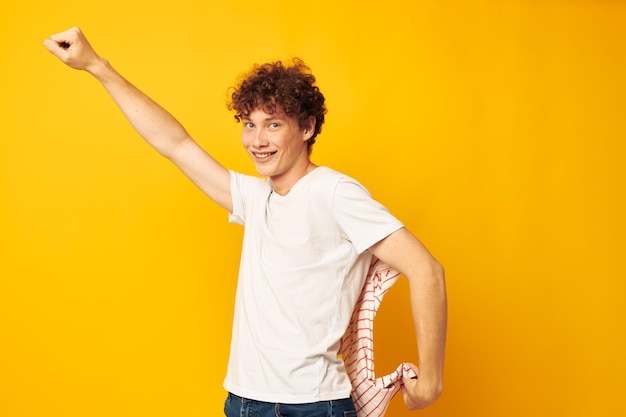 Foto retrato de um jovem encaracolado vestindo uma camiseta listrada posando fundo isolado inalterado