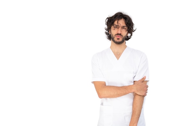 Retrato de um jovem enfermeiro em um uniforme branco isolado no fundo branco conceito de saúde