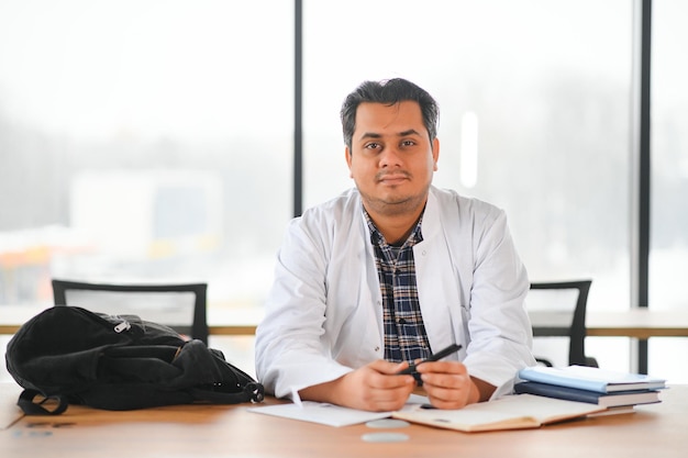 Retrato de um jovem estudante de medicina estudando