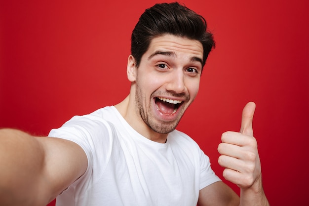 Retrato de um jovem feliz em camiseta branca