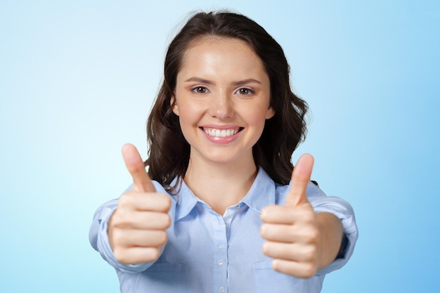 Retrato, de, um, jovem, feliz, mulher sorridente