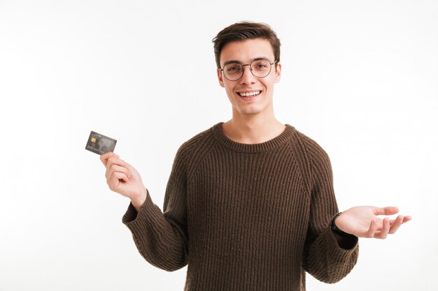 Retrato de um jovem feliz na camisola