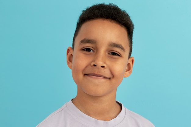 Foto retrato de um jovem garotinho encantador