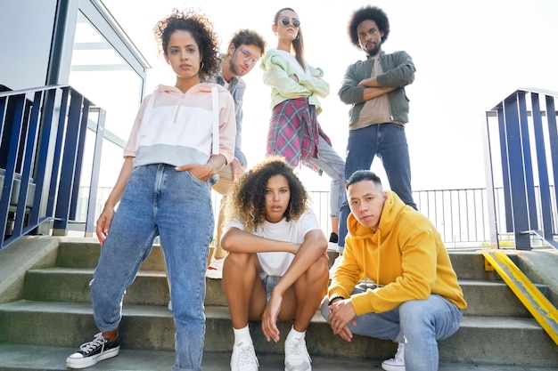 Foto retrato de um jovem grupo de amigos nas escadas