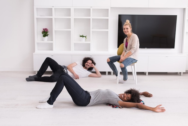 retrato de um jovem grupo multiétnico de pessoas que relaxam em seu novo apartamento