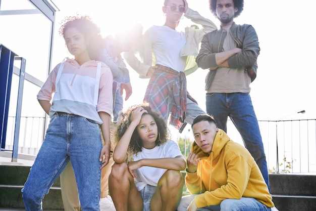 Retrato de um jovem grupo sério de amigos ao ar livre