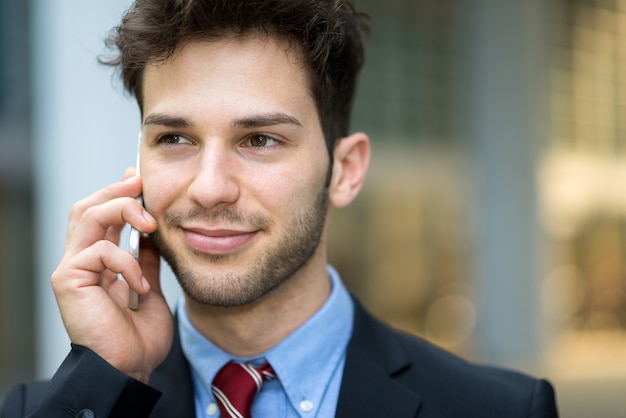 Retrato, de, um, jovem, homem negócios, conversa telefone