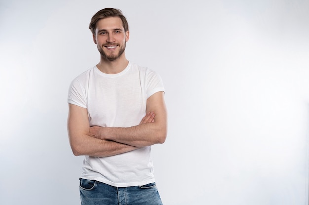 Foto retrato de um jovem inteligente de pé contra um fundo branco.