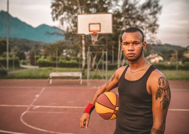 Retrato de um jovem jogador de basquete afro-americano