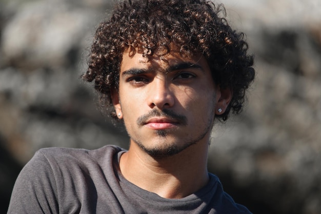 Retrato de um jovem latino