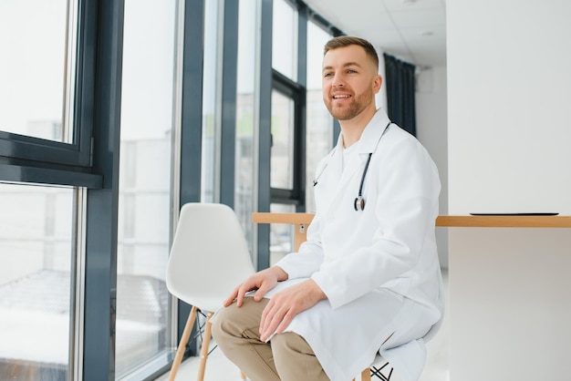 Retrato de um jovem médico bonito