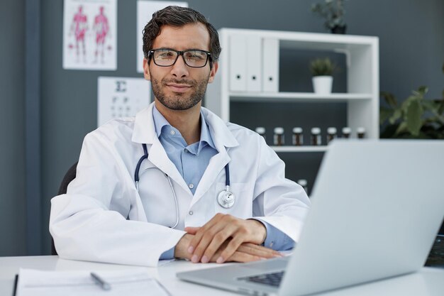 Retrato de um jovem médico confiante no escritório