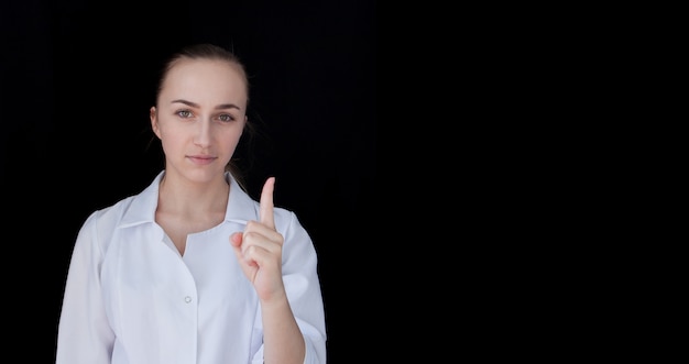 Retrato de um jovem médico em um fundo preto