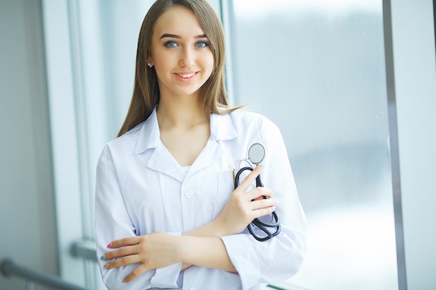 Retrato de um jovem médico feminino atraente