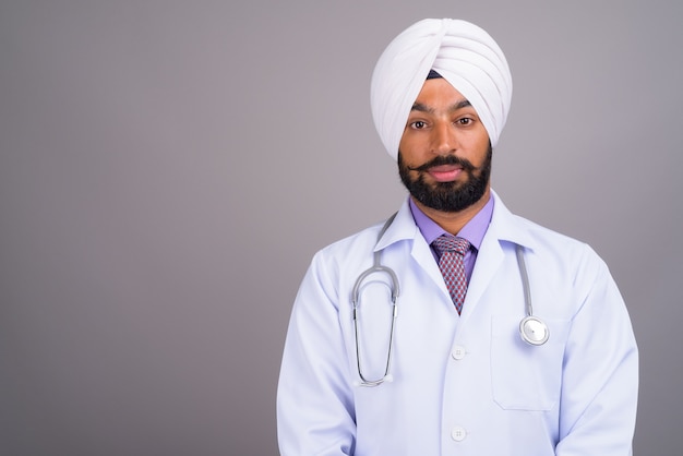 Retrato de um jovem médico indiano Sikh