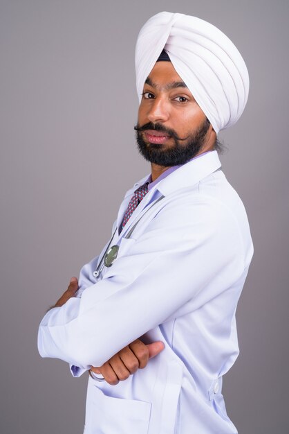 Retrato de um jovem médico indiano Sikh