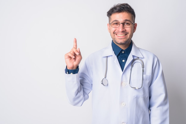 Retrato de um jovem médico iraniano bonito com óculos em branco