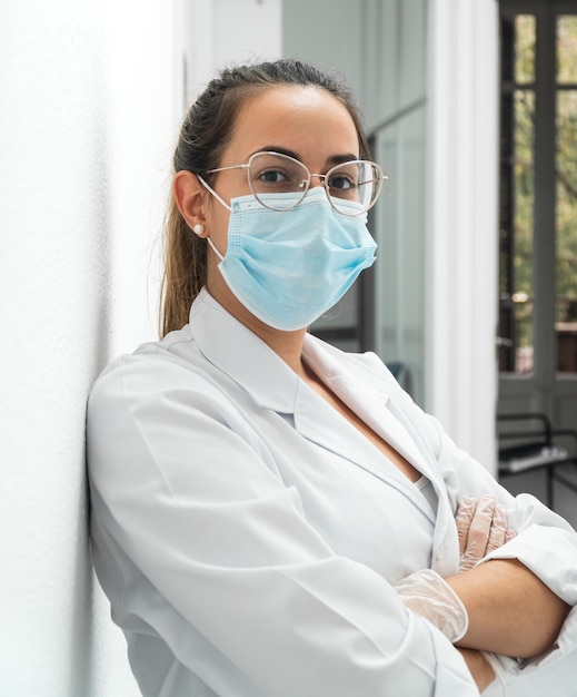 Foto retrato de um jovem médico mascarado