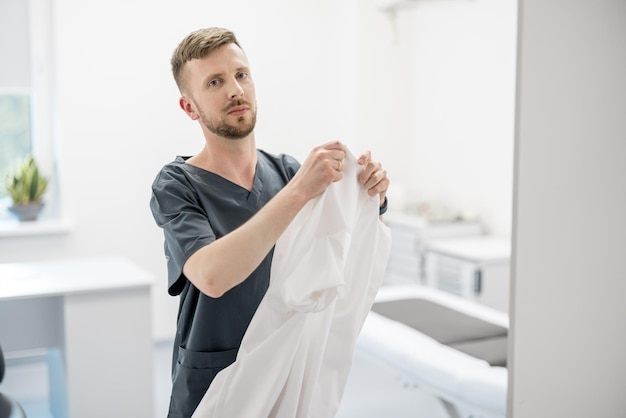 Retrato de um jovem médico na clínica