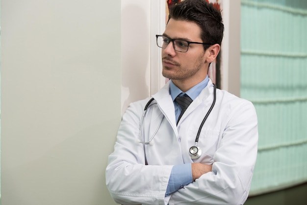 Retrato de um jovem médico sorridente