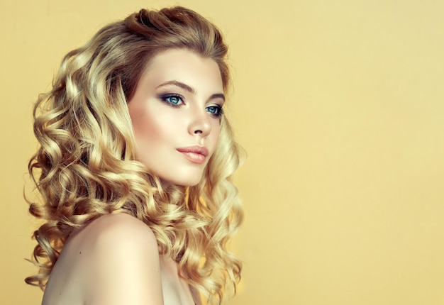 Foto retrato de um jovem modelo perfeito com cabelo tingido nos tons loiros e prateados cabeleireiro