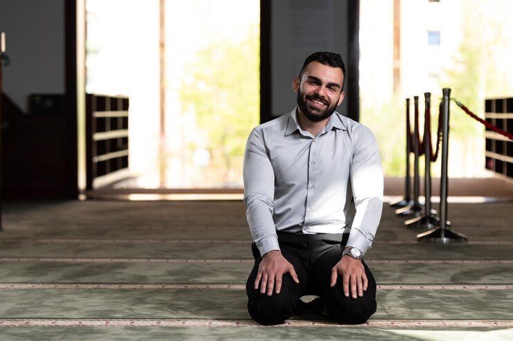 Foto retrato de um jovem muçulmano adulto está rezando na mesquita
