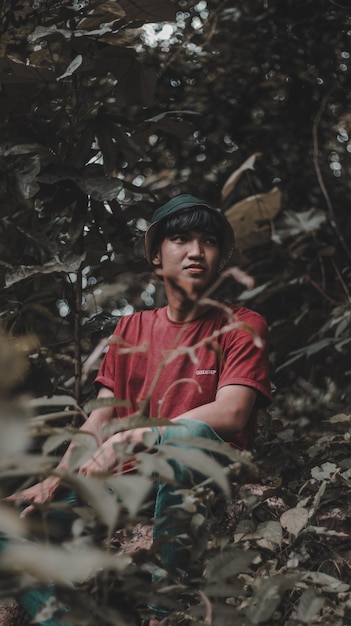 Foto retrato de um jovem na floresta