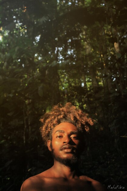 Foto retrato de um jovem na floresta