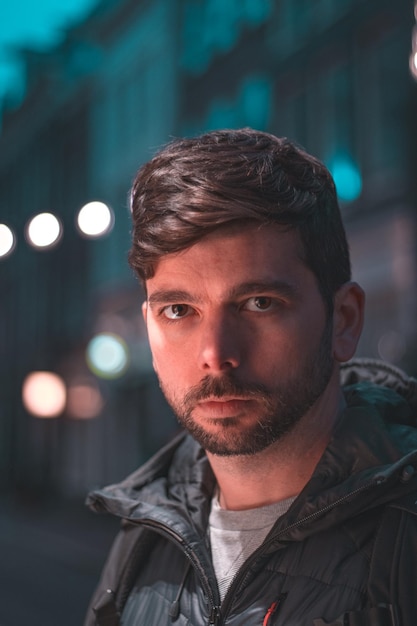 Retrato de um jovem na rua