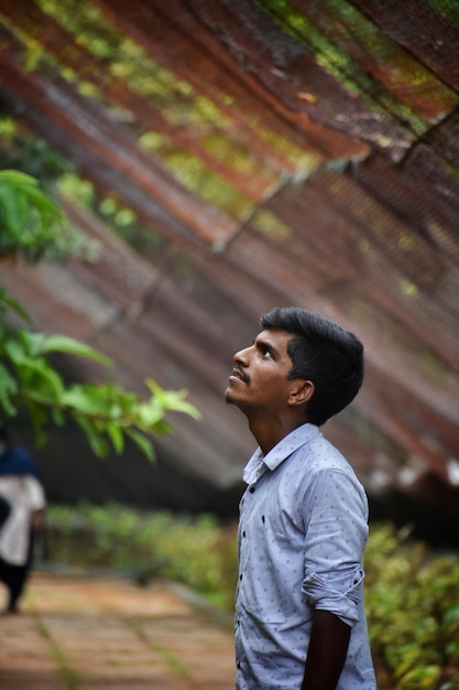 Foto retrato de um jovem olhando para longe