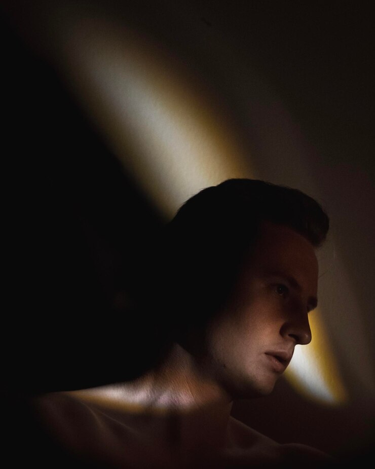 Foto retrato de um jovem olhando para longe