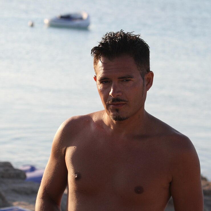 Foto retrato de um jovem olhando para o mar