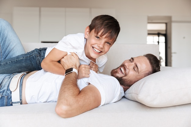 Retrato de um jovem pai alegre e seu filho