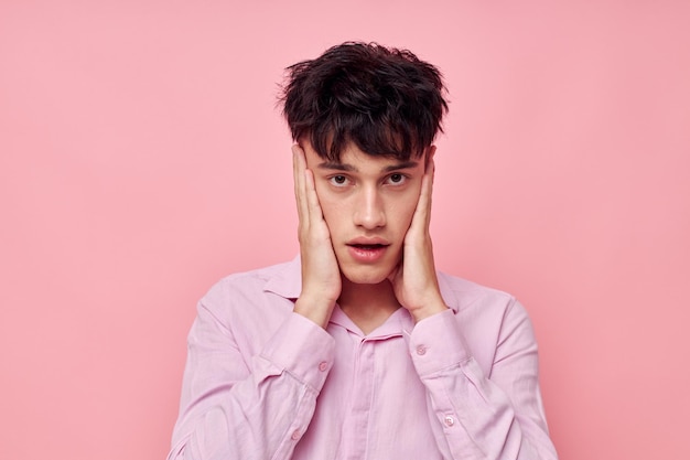 Retrato de um jovem posando de moda camisa rosa estilo moderno isolado fundo inalterado