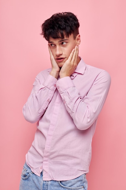 Retrato de um jovem posando de moda camisa rosa estilo moderno isolado fundo inalterado