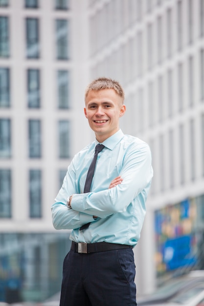 Retrato de um jovem rapaz no edifício