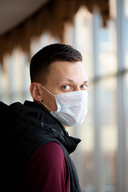 Retrato de um jovem rapaz usando máscara facial de proteção contra coronavírus.