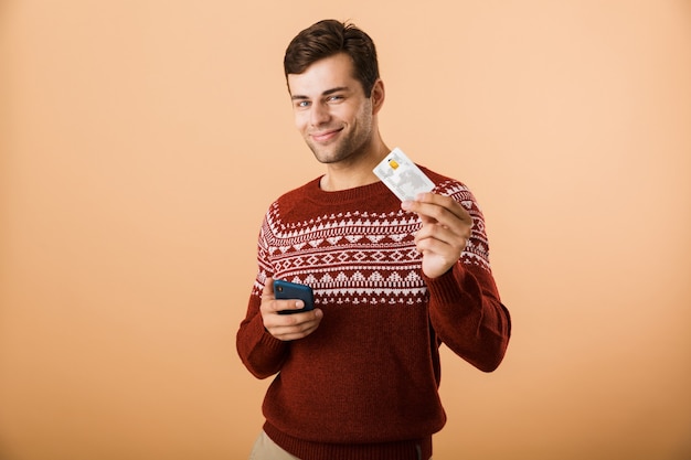 Retrato de um jovem satisfeito vestido com um suéter