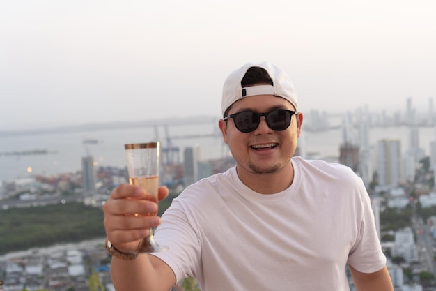 Retrato de um jovem segurando um copo de vinho branco