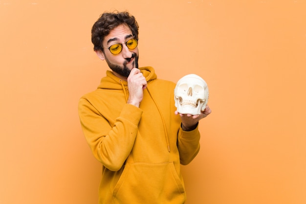Retrato de um jovem segurando um crânio humano