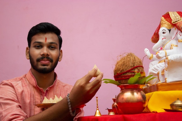 Foto retrato de um jovem segurando uma decoração de natal