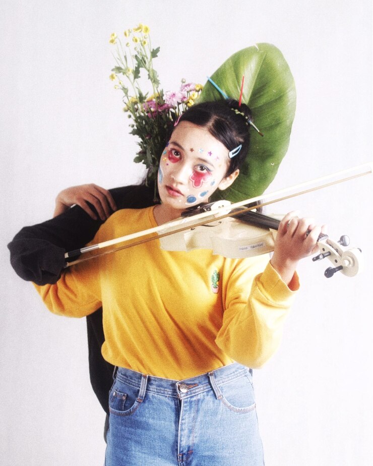 Foto retrato de um jovem segurando uma flor contra um fundo branco